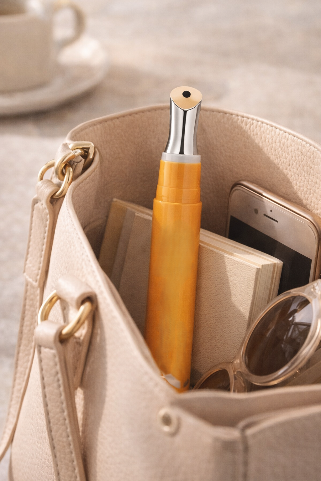 Baume à lèvres nourrissant MoonRose au miel, réparateur et hydratant pour lèvres douces et protégées.