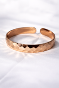 Bracelet en cuivre martelé ajustable de MoonRose Boutique, finition texturée, porté au poignet.