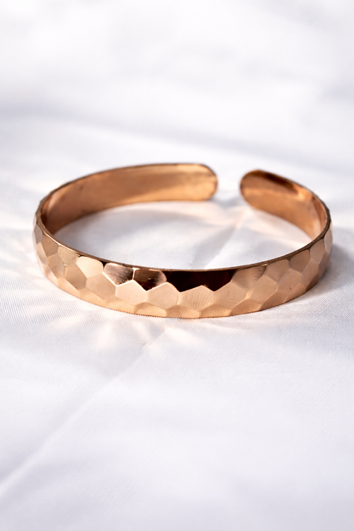 Bracelet en cuivre martelé ajustable de MoonRose Boutique, finition texturée, porté au poignet.