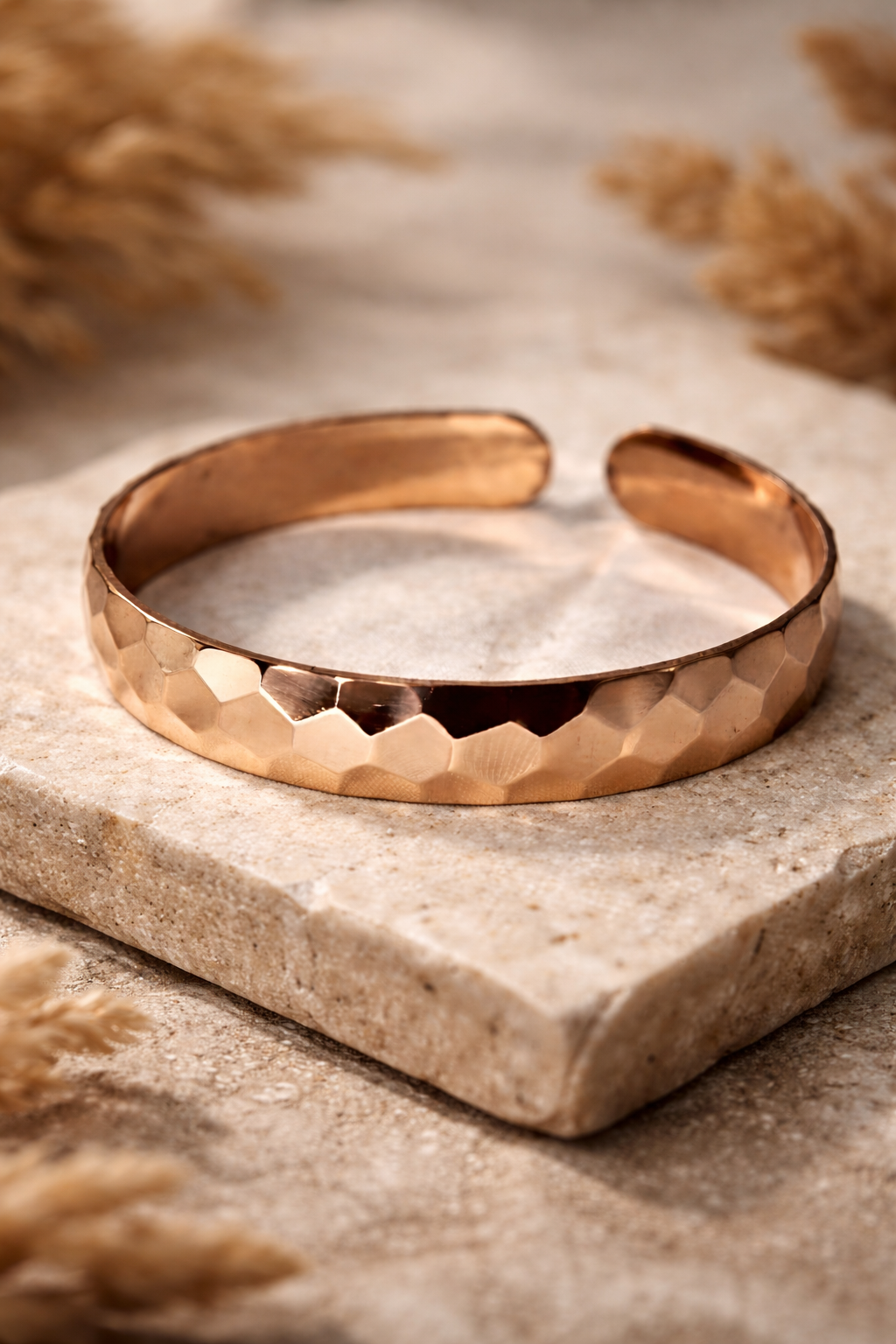 Bracelet en cuivre martelé ajustable de MoonRose Boutique, motif texturé et finition artisanale, porté au poignet.