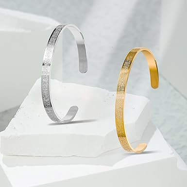Deux bracelets MoonRose Ayat Al Kursi en acier inoxydable noir, accessoires élégants avec motifs religieux.