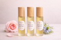 Groupe d'huiles essentielles MoonRose pour la purification et l’éclat de la peau, dans un coffret naturel pour routine peau nette