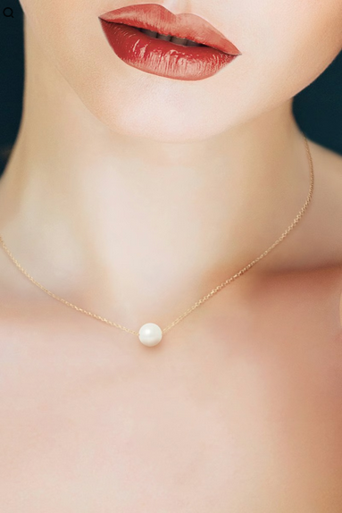 Collier La Perle de Foi de la marque MoonRose avec une perle élégante suspendue, or 14 carats, sur un joli fil en or.