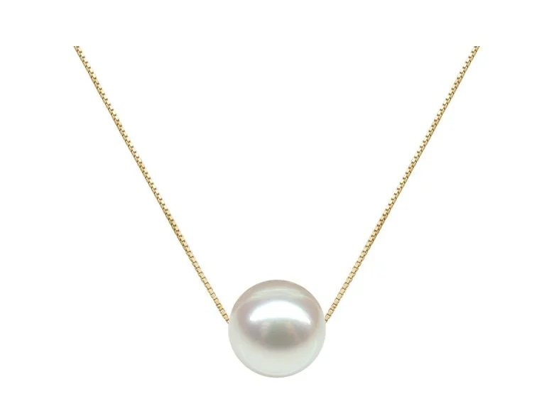 Collier en or MoonRose La Perle de Foi avec une perle élégante, porté sur un fond neutre.