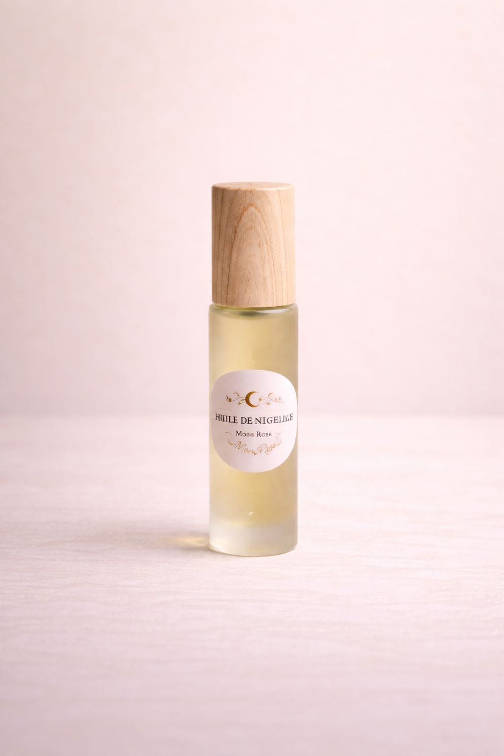 Roll-on huile de nigelle MoonRose pour le visage, flacon de 10 ml, contenant une huile essentielle en format pratique.