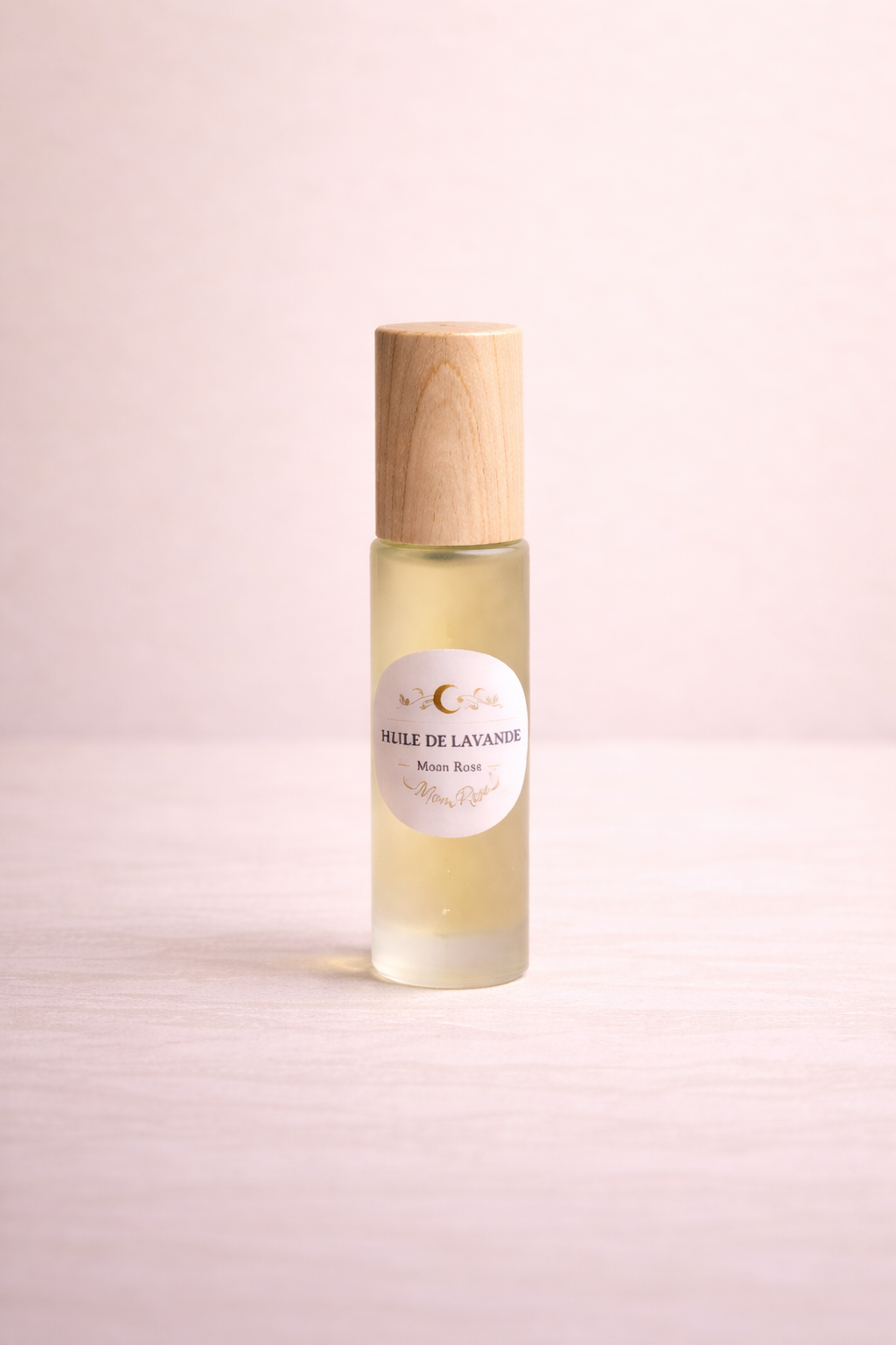 Lot d'huiles essentielles Rose Enchantée et lavande MoonRose pour routine visage naturelle, en roll-on, dans une ferme.